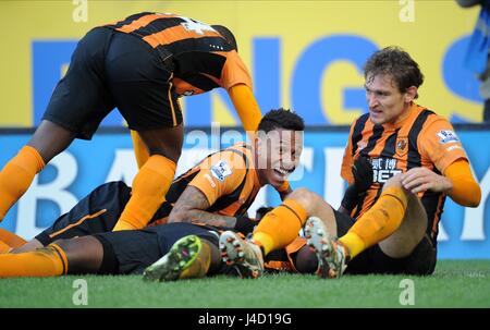 ABEL HERNANDEZ & NIKICA JELAVI HULL CITY FC V QUEENS PARK RAN KC STADIUM HULL ENGLAND 21. Februar 2015 Stockfoto