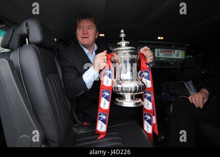 STUART MCCALL mit FA CUP BRADFORD CITY V Lesung BRADFORD CITY V READING FC VALLEY PARADE BRADFORD ENGLAND 7. März 2015 Stockfoto