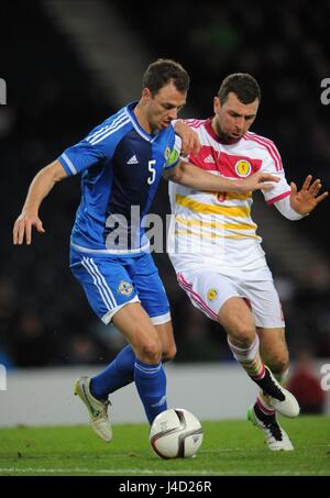 JONNY EVANS & JAMES MCARTHUR Schottland V Nordirland HAMPDEN PARK GLASGOW Schottland 25. März 2015 Stockfoto