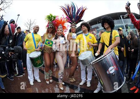 Eine SAMBA-BAND spielt außerhalb von Brasilien V CHILE EMIRATES Stadion LONDON ENGLAND 29. März 2015 Stockfoto