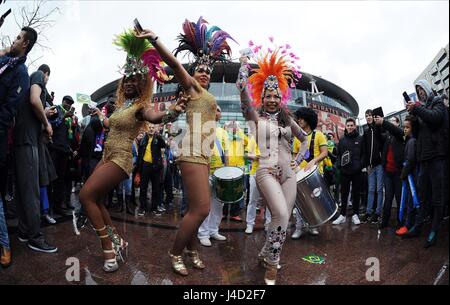 Eine SAMBA-BAND spielt außerhalb von Brasilien V CHILE EMIRATES Stadion LONDON ENGLAND 29. März 2015 Stockfoto