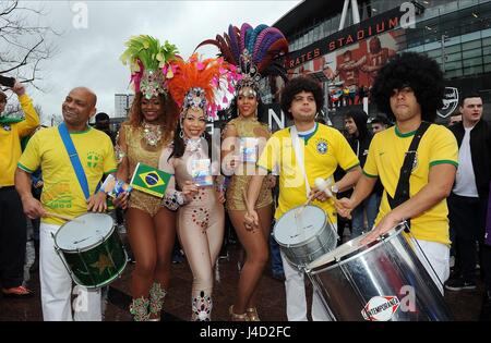 Eine SAMBA-BAND spielt außerhalb von Brasilien V CHILE EMIRATES Stadion LONDON ENGLAND 29. März 2015 Stockfoto