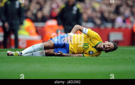 NEYMAR von Brasilien IN Schmerzen nach Brasilien V CHILE EMIRATES Stadion LONDON ENGLAND 29. März 2015 Stockfoto