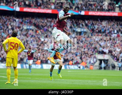 CHRISTIAN BENTEKE von ASTON VIL ASTON VILLA V LIVERPOOL WEMBLEY Stadion LONDON ENGLAND 19. April 2015 Stockfoto