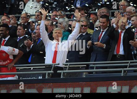 ARSENALS Trainer ARSENE WENGER ARSENAL V CHELSEA WEMBLEY Stadion LONDON ENGLAND 2. August 2015 Stockfoto