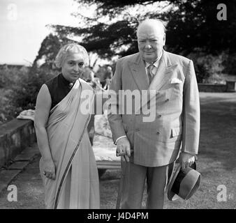 Sir Winston Churchill neben Vijaya Lakshmi Pandit, Schwester von Indian Premier Jawaharlal Nehru und Präsident der UN-Generalversammlung bei ihrem Besuch in Chartwell House, Kent. Stockfoto