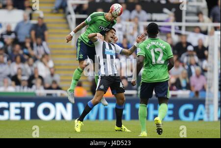 JOSE FONTE & ALEKSANDAR MITROV NEWCASTLE UNITED FC V SOUTHAMP ST JAMES PARK NEWCASTLE ENGLAND 9. August 2015 Stockfoto