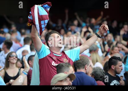 WEST HAM UNITED-FANS feiern ARSENAL V WEST HAM UNITED EMIRATES Stadion LONDON ENGLAND 9. August 2015 Stockfoto