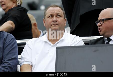 MIKE ASHLEY NEWCASTLE UNITED Besitzer NEWCASTLE UNITED Besitzer ST JAMES PARK NEWCASTLE ENGLAND 9. August 2015 Stockfoto