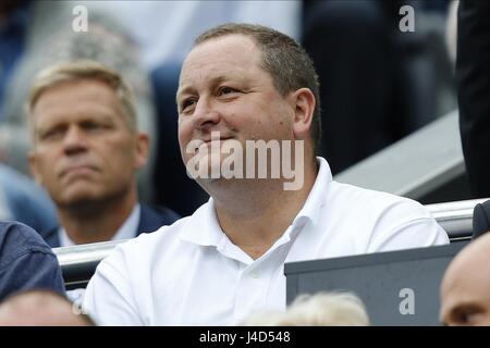 MIKE ASHLEY NEWCASTLE UNITED Besitzer NEWCASTLE UNITED Besitzer ST JAMES PARK NEWCASTLE ENGLAND 9. August 2015 Stockfoto