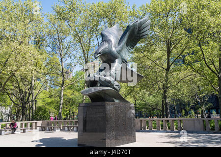 Bronze-Adler und Kranz Statue, East Coast War Memorial, Battery Park, New York City, USA Stockfoto