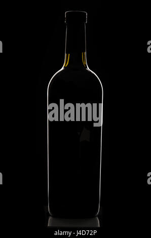 Stilvolle elegante schwarze verkorkten Flasche Wein reflektiert und von Licht auf schwarzem Hintergrund skizziert. Logos entfernt. Stockfoto