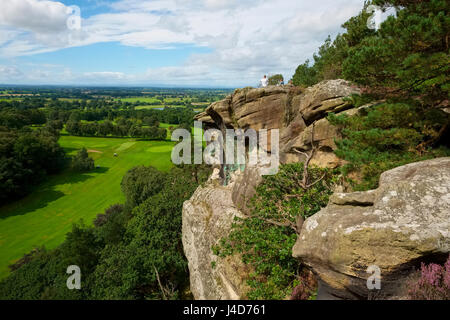 Sandstein Felsvorsprung mit Blick auf Hawkstone Golf Course, gesehen vom Hawkstone Park Follies, Shropshire, England, UK Stockfoto