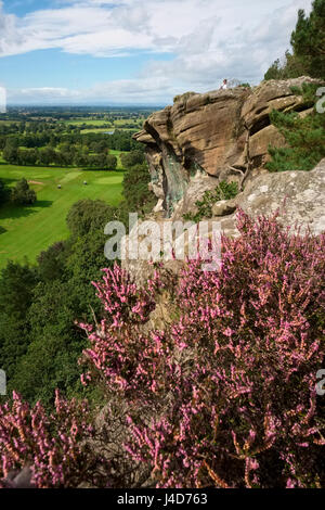 Sandstein Felsvorsprung mit Blick auf Hawkstone Golf Course, gesehen vom Hawkstone Park Follies, Shropshire, England, UK Stockfoto