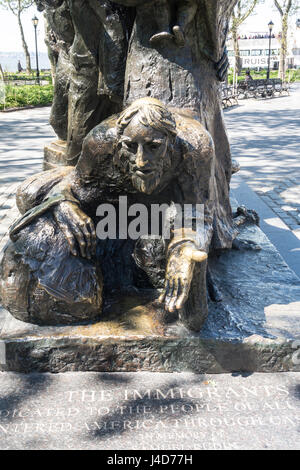 Die Einwanderer-Statue im Battery Park, New York City, USA Stockfoto