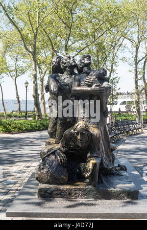 Die Einwanderer-Statue im Battery Park, New York City, USA Stockfoto