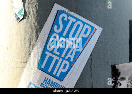 Aufkleber gegen CETA und des Freihandels-Abkommen TTIP in Hamburg, Deutschland, Europa, Protestaufkleber Gegen CETA-Und TTIP-Freihandelsabkommen in H zu protestieren Stockfoto