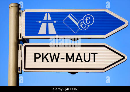 'Wegweiser Autobahn und Schild mit der Aufschrift '' Passagier-Pkw-Maut ''' Wegweiser Autobahn Und Schild Mit der Aufschrift "PKW-Maut" Stockfoto