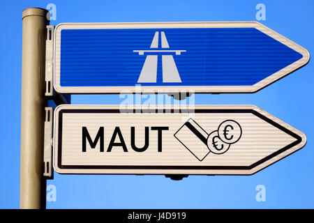 Wegweiser-Autobahn und Schild mit der Aufschrift Maut, symbolische Foto Pkw Pkw-Maut, Wegweiser Autobahn Und Schild Mit der Aufschrift Maut, Symbolfoto PK Stockfoto