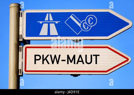 'Wegweiser Autobahn und Schild mit der Aufschrift '' Passagier-Pkw-Maut ''' Wegweiser Autobahn Und Schild Mit der Aufschrift "PKW-Maut" Stockfoto