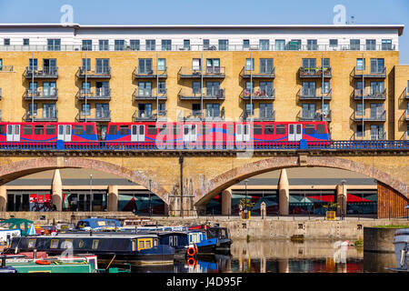 Am Wasser Ferienwohnungen in Limehouse Basin Marina in London Docklands Light Railway vorbei Stockfoto