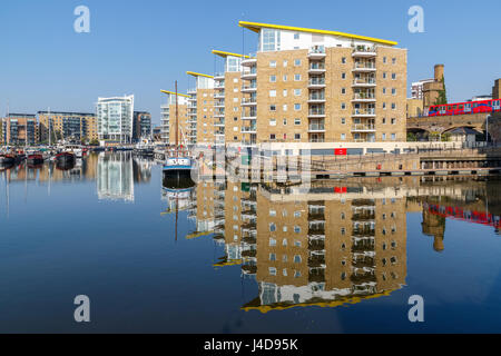 Am Wasser Ferienwohnungen in Limehouse Basin Marina in London Docklands Light Railway vorbei in den Hintergrund Stockfoto