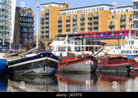 Boote in Limehouse Basin Marina in London mit dem DLR vorbei in den Hintergrund Stockfoto