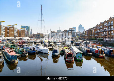 London, UK - 8. April 2017 - Boote und Yachten vor Anker in Limehouse Basin Marina mit Canary Wharf im Hintergrund Stockfoto