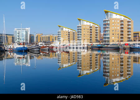 Am Wasser Ferienwohnungen in Limehouse Basin Marina in London Stockfoto