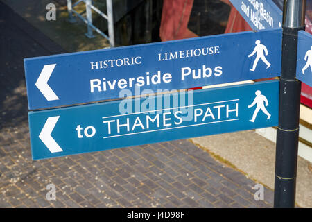 Riverside Pubs und Thames Path Straßenschild in London mit einem Narrowboat im Hintergrund Stockfoto