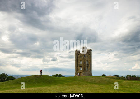 Ein Mann und eine Frau Paar stehend am Broadway Tower auf der Suche an einem bewölkten Tag, Worcestershire, Großbritannien Stockfoto