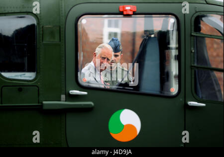 Der Prince Of Wales besucht The Irish Defence Forces / UN Training Schule in Curragh, in der Republik Irland. Stockfoto