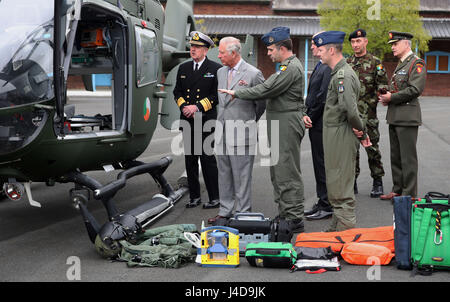 Der Prince Of Wales zeigt die Fähigkeiten von einem Rettungshubschrauber EC 135 Kommandant Jarleth Heneghan als er The Irish Defence Forces besucht / UN Training Schule in Curragh, in der Republik Irland. Stockfoto