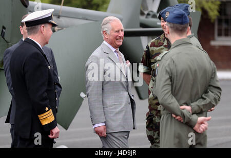 Der Prince Of Wales ist den Aktien einen Witz mit Air Corps Piloten gezeigt, als er The Irish Defence Forces besucht / UN Training Schule in Curragh, in der Republik Irland. Stockfoto