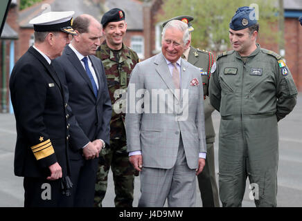 Der Prince Of Wales plaudert mit Vizeadmiral Mark Mellett und Junior Verteidigung Minister Paul Keogh besucht The Irish Defence Forces / UN Training Schule in Curragh, in der Republik Irland. Stockfoto