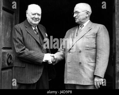 Sir Winston Churchill grüßt Harry Truman (r), Ex-Präsident der Vereinigten Staaten, Chartwell, Kent.  * Neg beschädigt. Gescannt von Kontakt Stockfoto