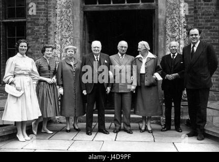 Sir Winston Churchill mit Harry Truman (Mitte, rechts), Ex-Präsident der Vereinigten Staaten, Chartwell, Kent. * Neg beschädigt. Gescannt von Kontakt Stockfoto