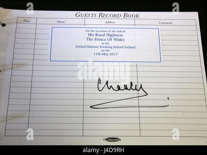 Der Prinz von Wales, nachdem er das Gästebuch während seines Besuchs zu The Irish Defence Kräfte/UN Ausbildungsstätte in der Curragh unterzeichnet. Stockfoto