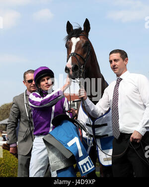 Jockey Ryan Moore nach dem Gewinn der MBNA Chester Vase Einsätze an Bord Venice Beach tagsüber zwei Chester May Festival. Stockfoto