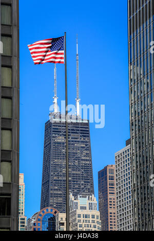 Chicago, amerikanische Flagge vor dem John Hancock Center, Chicago, Illinois, USA, Nordamerika, Amerikanische Fahne Vor John Hancock Center, Chicag Stockfoto