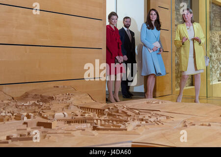 Die Herzogin von Cambridge mit Kronprinz Guillaume (zweiter von links) und Prinzessin Stephanie (links), bei einem Besuch in Luxemburg City Museum, wo sie eine Ausstellung über die Geschichte der Stadtstaat angesehen und ging entlang der Cornicjhe während eines Tages der Besuche in Luxemburg, wo sie Gedenkfeiern anlässlich des 150. Jubiläums besucht, 1867 Vertrag von London, die Unabhängigkeit und Neutralität des Landes bestätigt. Stockfoto