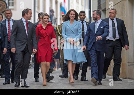 Die Herzogin von Cambridge mit Kronprinz Guillaume (zweiter von rechts) und Prinzessin Stephanie (Mitte links), bei einem Besuch in Luxemburg City Museum, wo sie eine Ausstellung über die Geschichte der Stadtstaat angesehen und ging entlang der Cornicjhe während eines Tages der Besuche in Luxemburg, wo sie Gedenkfeiern anlässlich des 150. Jubiläums besucht, 1867 Vertrag von London, die Unabhängigkeit und Neutralität des Landes bestätigt. Stockfoto