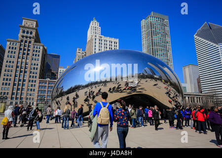 Touristen besuchen die Skulptur Cloud Gate, Bohne, Millennium Park, Skyline der Stadt, Chicago, Illinois, USA, Nordamerika, Touristen Besichtigen sterben Sku Stockfoto