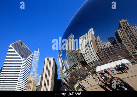 Touristen besuchen die Skulptur Cloud Gate, Bohne, Millennium Park, Skyline der Stadt, Chicago, Illinois, USA, Nordamerika, Touristen Besichtigen sterben Sku Stockfoto