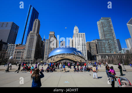 Touristen besuchen die Skulptur Cloud Gate, Bohne, Millennium Park, Skyline der Stadt, Chicago, Illinois, USA, Nordamerika, Touristen Besichtigen sterben Sku Stockfoto