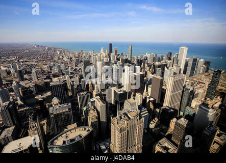 Skyline mit John Hancock Center im Vordergrund des Michigansees, Blick vom Willis Tower Skydeck, ehemals der Sears Tower in Chicago, Illinois, USA, N Stockfoto