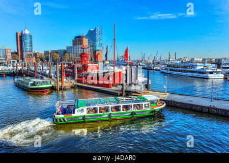 Feuerschiff und Elbphilharmonie im Hafen von Hamburg, Deutschland, Europa, Walkede Und Elbphilharmonie Im Hafen von Hamburg, Deutschland, Europa Stockfoto