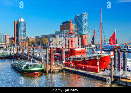 Feuerschiff und Elbphilharmonie im Hafen von Hamburg, Deutschland, Europa, Walkede Und Elbphilharmonie Im Hafen von Hamburg, Deutschland, Europa Stockfoto