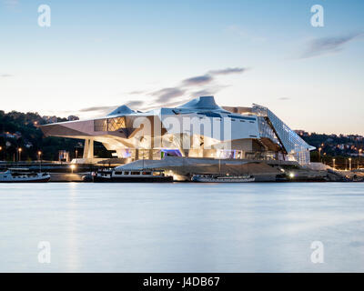 Gesamtansicht mit Blick über die Rhone in der Abenddämmerung. Musée des Confluences, Lyon, Frankreich. Architekt: Coop Himmelb (l) au, 2014. Stockfoto