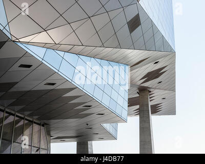 Verkleidung-Detail auf der Westfassade. Musée des Confluences, Lyon, Frankreich. Architekt: Coop Himmelb (l) au, 2014. Stockfoto